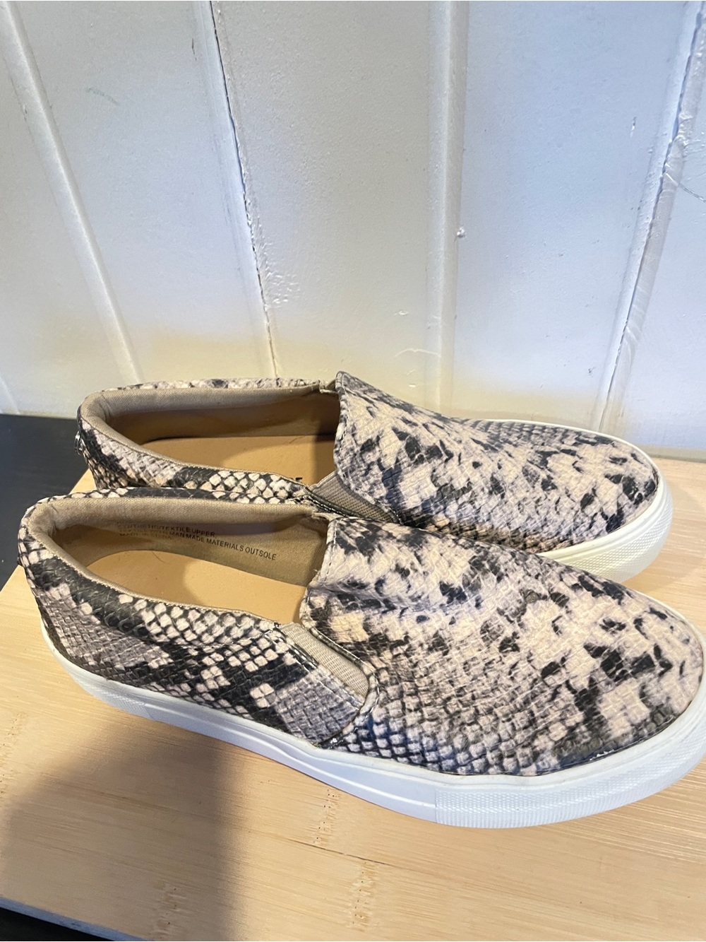 Cushionaire Slip-On Sneakers with Neutral Snake Print size 6